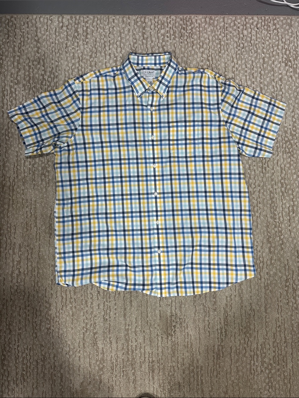 L.L. Bean Men's Short-Sleeve Plaid Button-down Shirt (442)